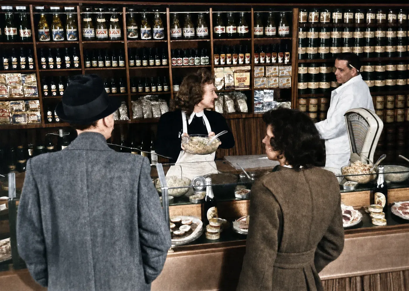 Kunden und Verkaufstresen im Lebensmittelgeschäft Hahn, 23. Februar 1949