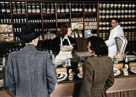 Kunden und Verkaufstresen im Lebensmittelgeschäft Hahn, 23. Februar 1949