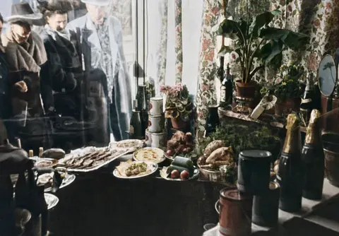 Auslage mit dekorierten Waren im Lebensmittelgeschäft Hahn in München, 23. Februar 1949
