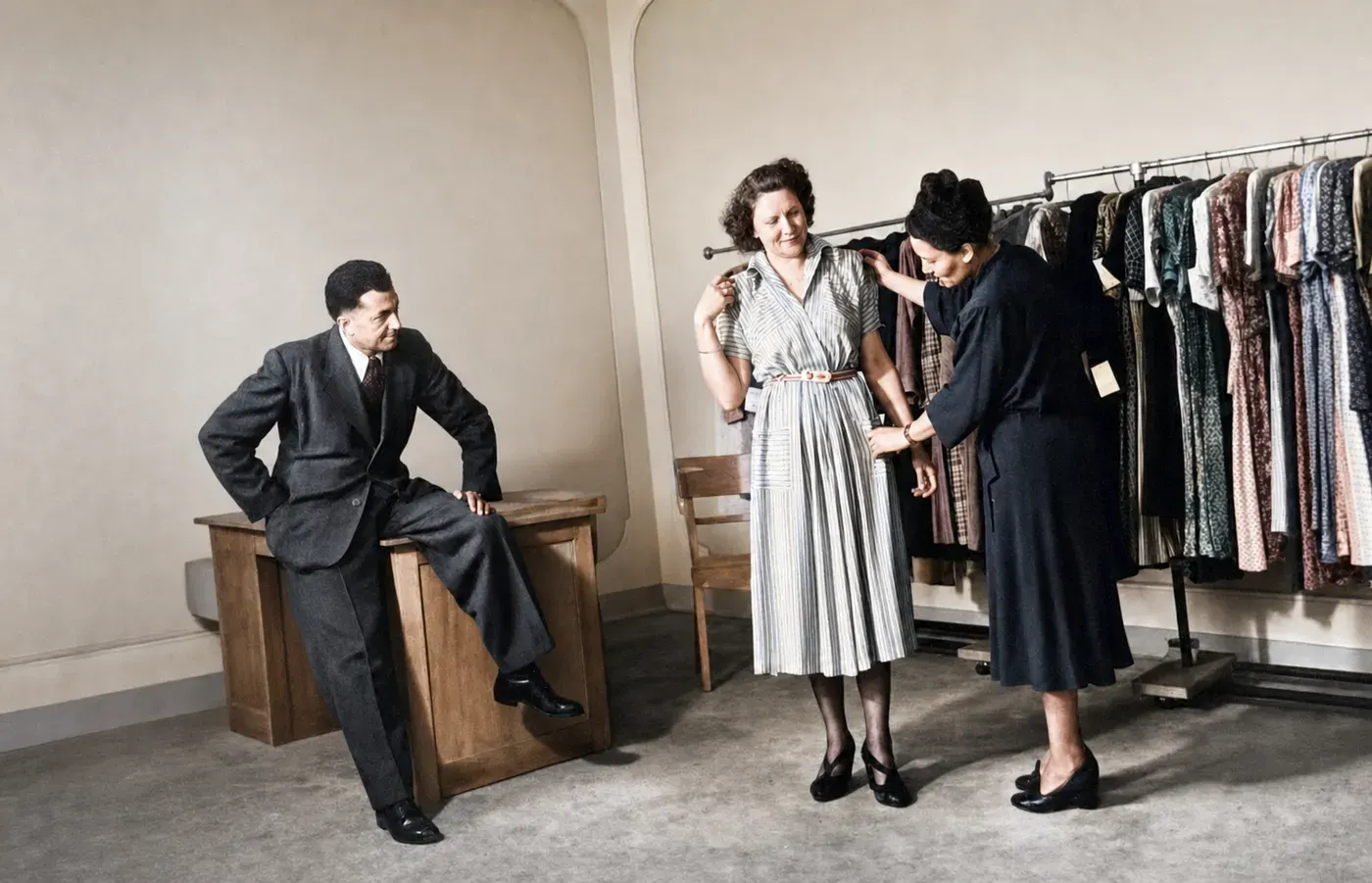 Anprobe in der Kleiderfabrik Bagusatt in München, 16. Februar 1949