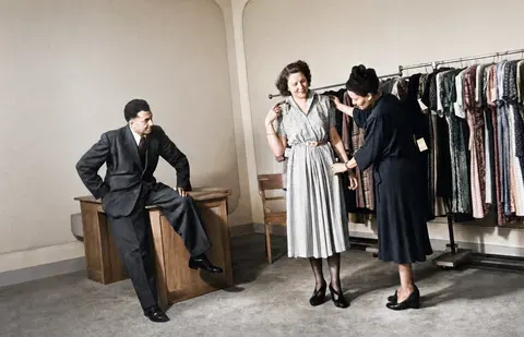 Anprobe in der Kleiderfabrik Bagusatt in München, 16. Februar 1949