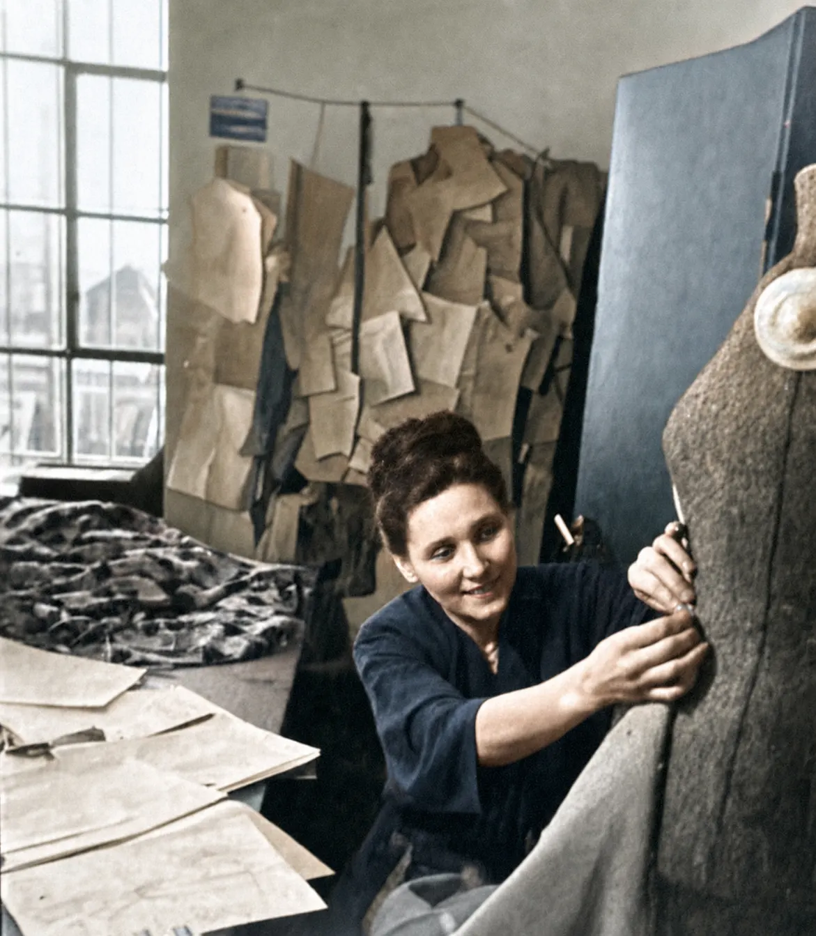 Arbeit an einer Schneiderpuppe in der Kleiderfabrik Bagusatt, München, 16. Februar 1949