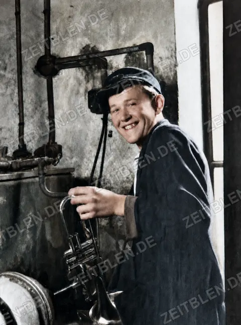 Junger Arbeiter an einem Galvanikbad in der Galvanischen Anstalt Hurnaus, München, 20. April 1949