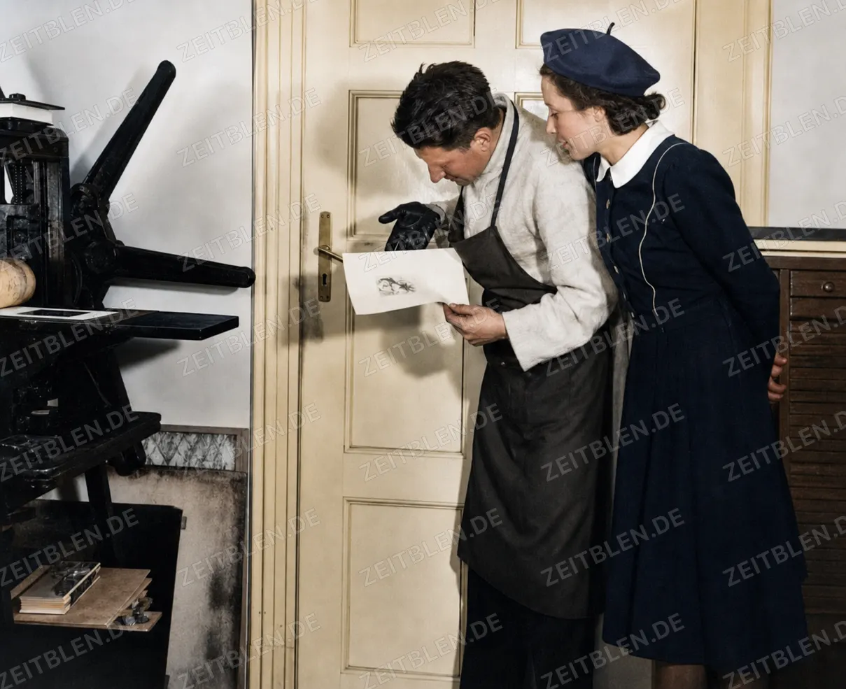 Begutachtung eines ersten Kupferdruckabzugs in der Grafpresse München, 19. April 1949