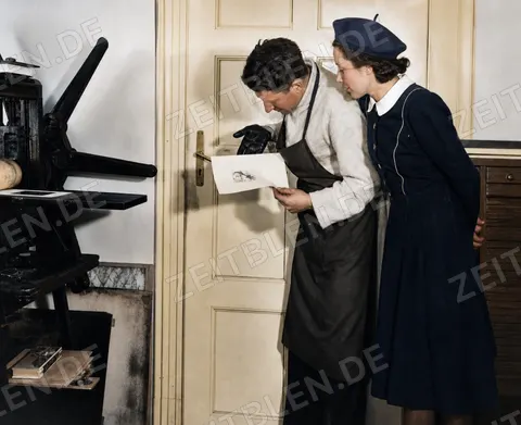 Begutachtung eines ersten Kupferdruckabzugs in der Grafpresse München, 19. April 1949