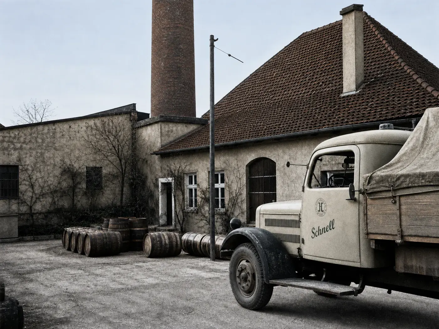 Firmenhof der Seifenfabrik Schnell mit Lieferwagen, München, 14. April 1949