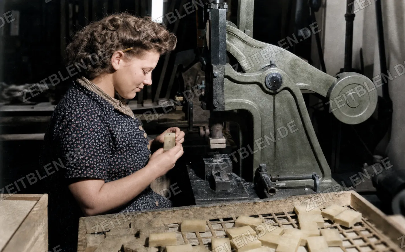Arbeiterin beim Fertigen von Seifenstücken an einer Presse, München, 14. April 1949