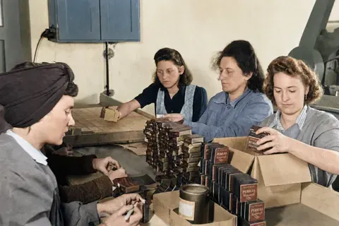 Arbeiterinnen beim Falten und Füllen von Seifenkartons, München, 15. April 1949
