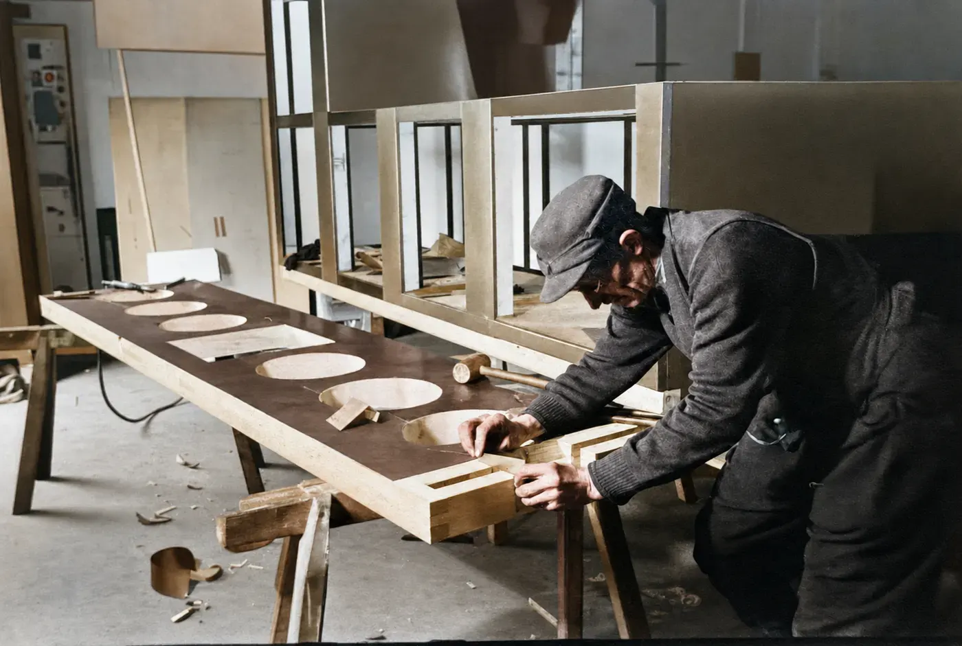 Arbeiter montiert ein Eisschrank-Bauteil bei Gebrüder Niehoff, Schongau, 7. April 1949