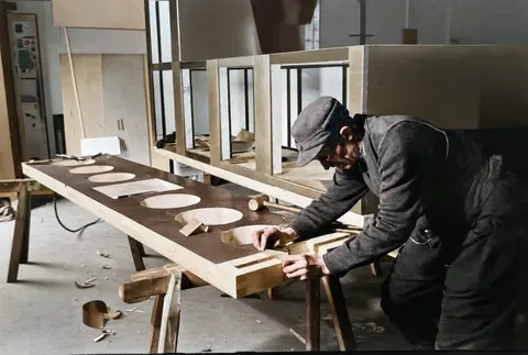 Arbeiter montiert ein Eisschrank-Bauteil bei Gebrüder Niehoff, Schongau, 7. April 1949