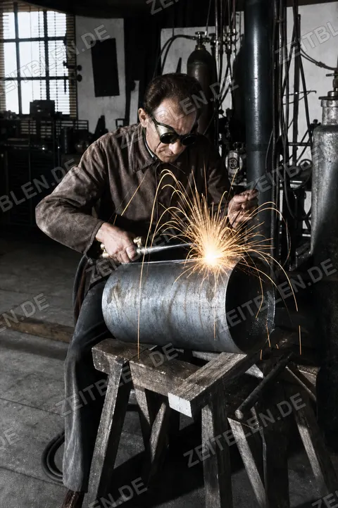 Schweißen eines Metallbauteils bei Gebrüder Niehoff, Schongau, 7. April 1949