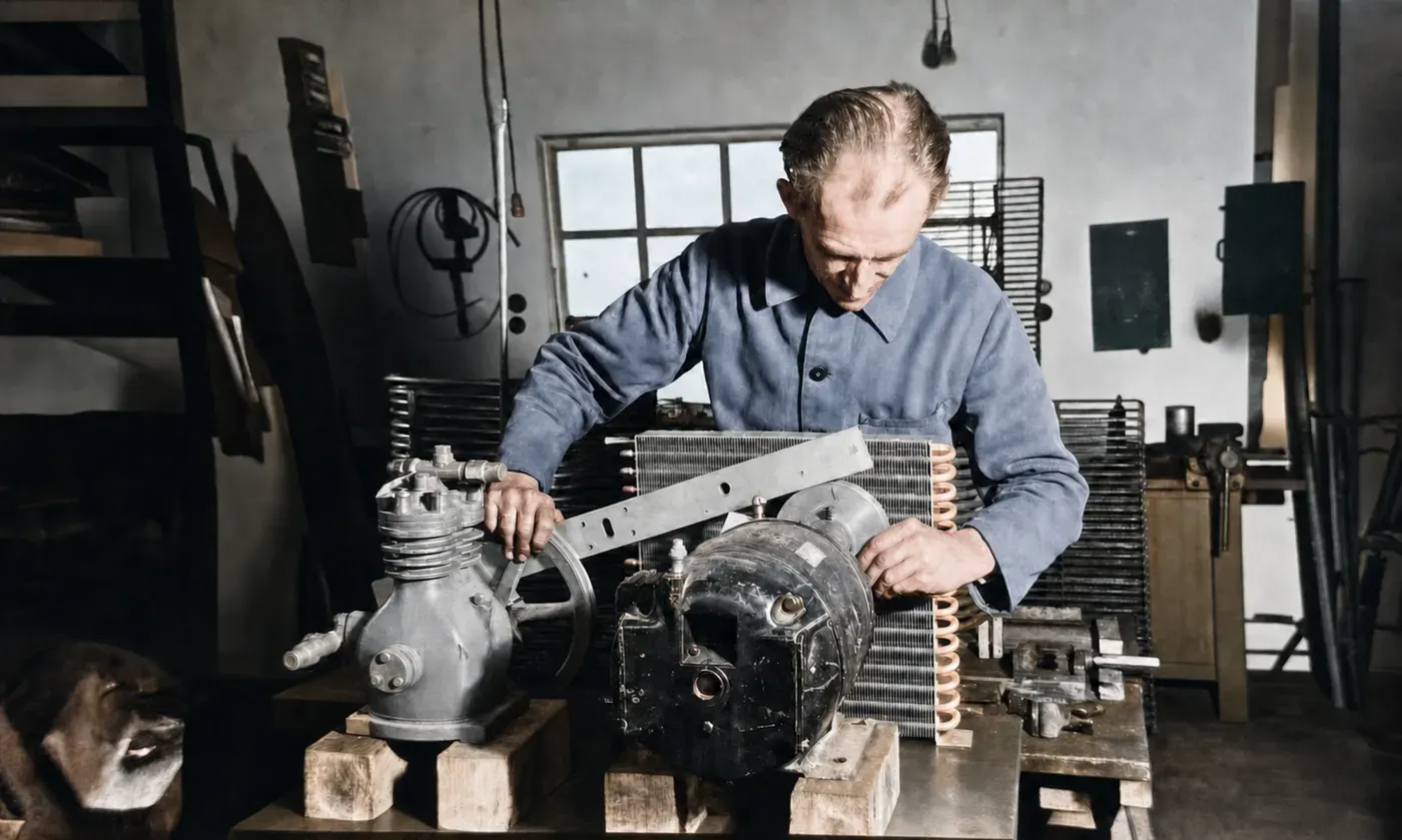 Montage einer Kälteanlage bei Gebrüder Niehoff, Schongau, 7. April 1949