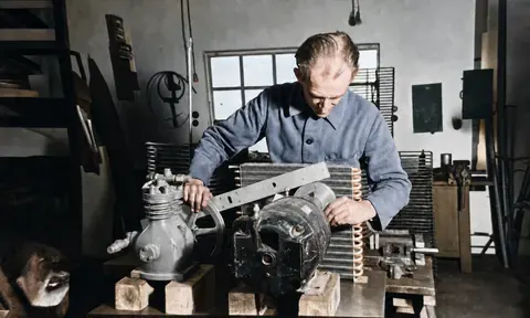 Montage einer Kälteanlage bei Gebrüder Niehoff, Schongau, 7. April 1949