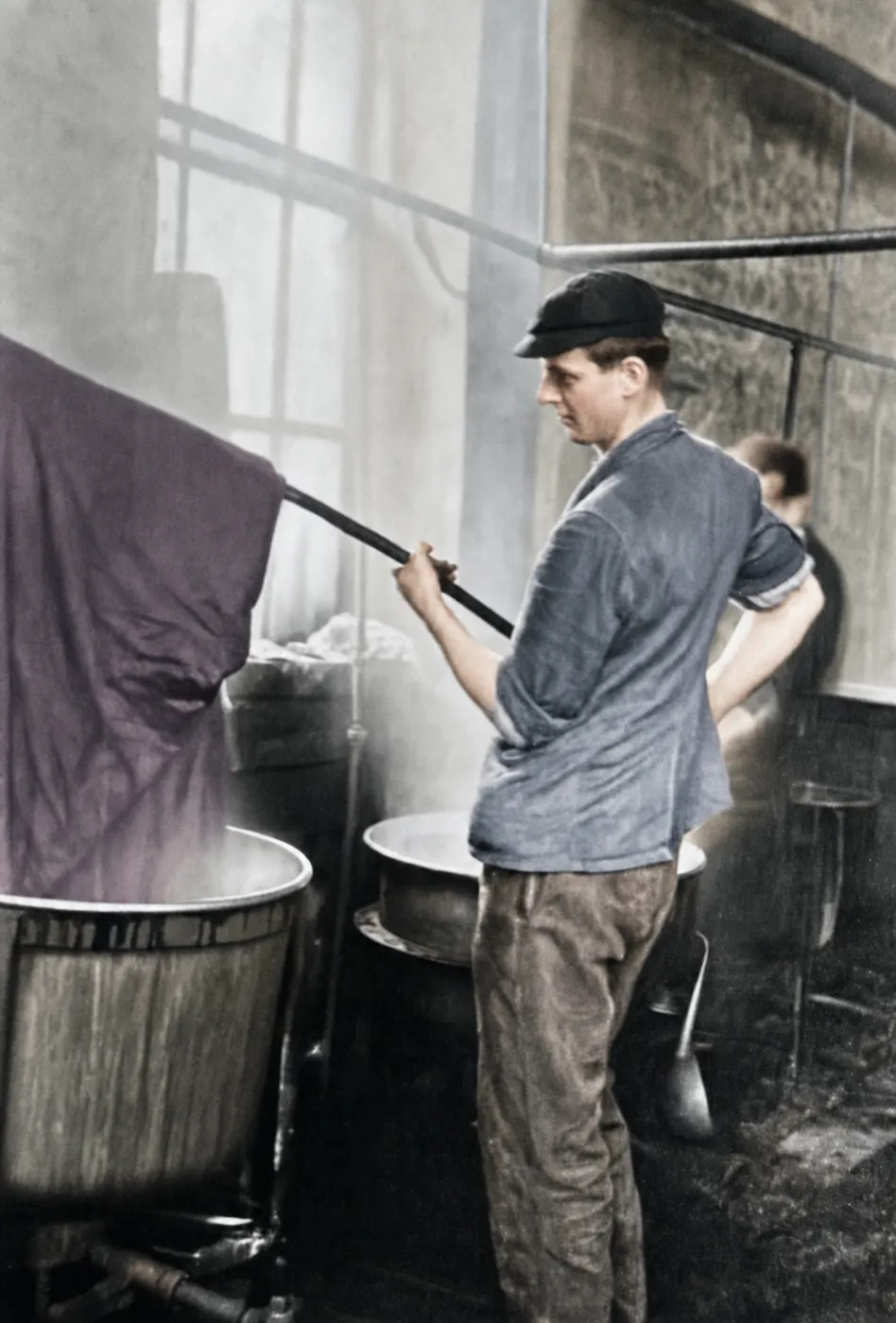 Arbeiter bewegen Stoffbahn am Färbebottich, Färberei Hermann Würth, 7. April 1949