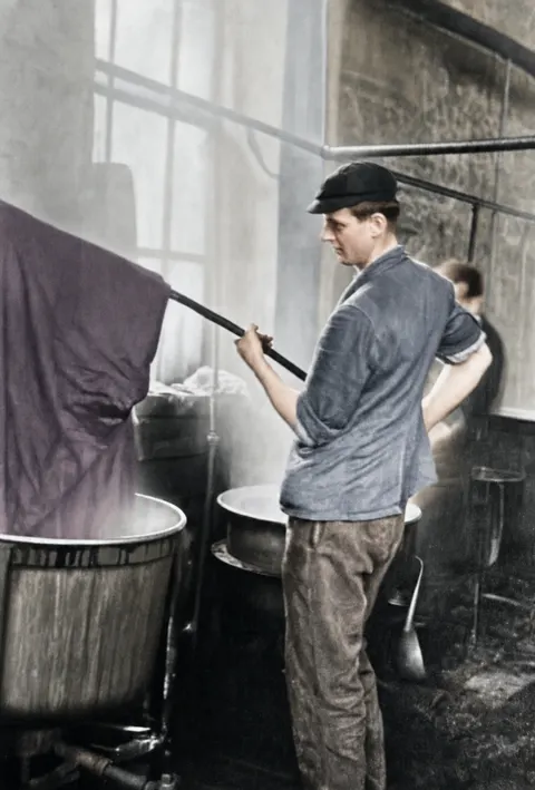 Arbeiter bewegen Stoffbahn am Färbebottich, Färberei Hermann Würth, 7. April 1949