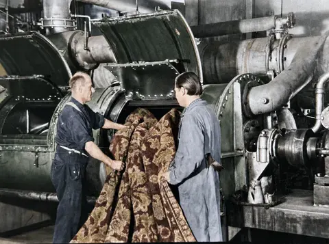 Maschinelle Bearbeitung eines Teppichs bei Hermann Würth, München, 7. April 1949