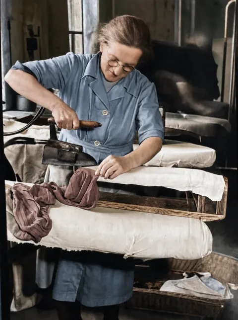 Arbeiterin beim Bügeln in der Färberei Hermann Würth, München, 7. April 1949