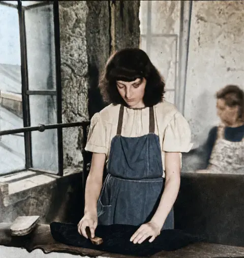 Manuelle Nachbearbeitung eines Kleidungsstücks bei Hermann Würth, München, 7. April 1949