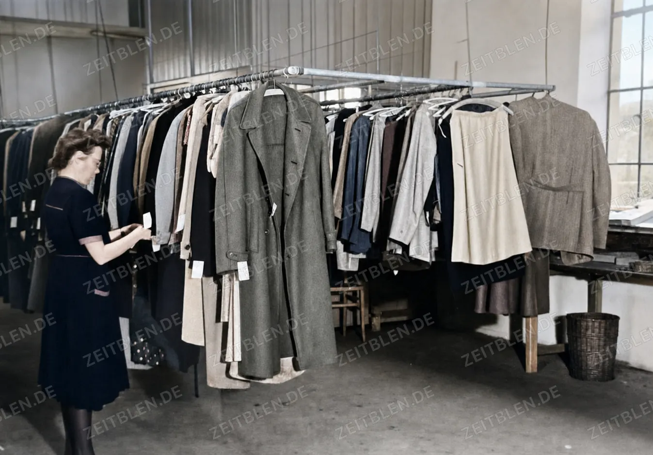 Kleiderstangen mit behandelten Kleidungsstücken bei Hermann Würth, München, 7. April 1949