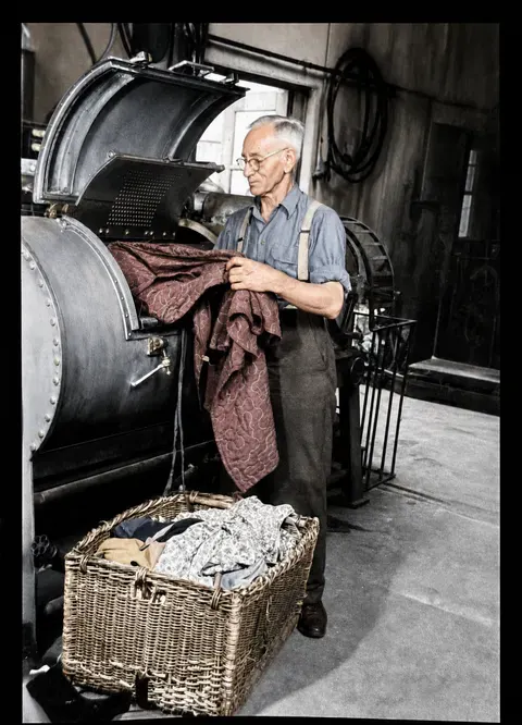 Entnahme gemusterter Textilien aus einer Trommelmaschine bei Hermann Würth, München, 7. April 1949