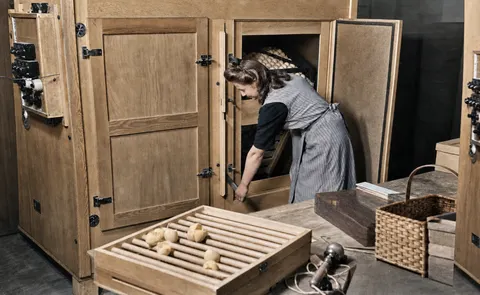 Bedienung einer Schrank-Brutmaschine bei Dr. Fabian, München-Großhadern, 10. März 1949