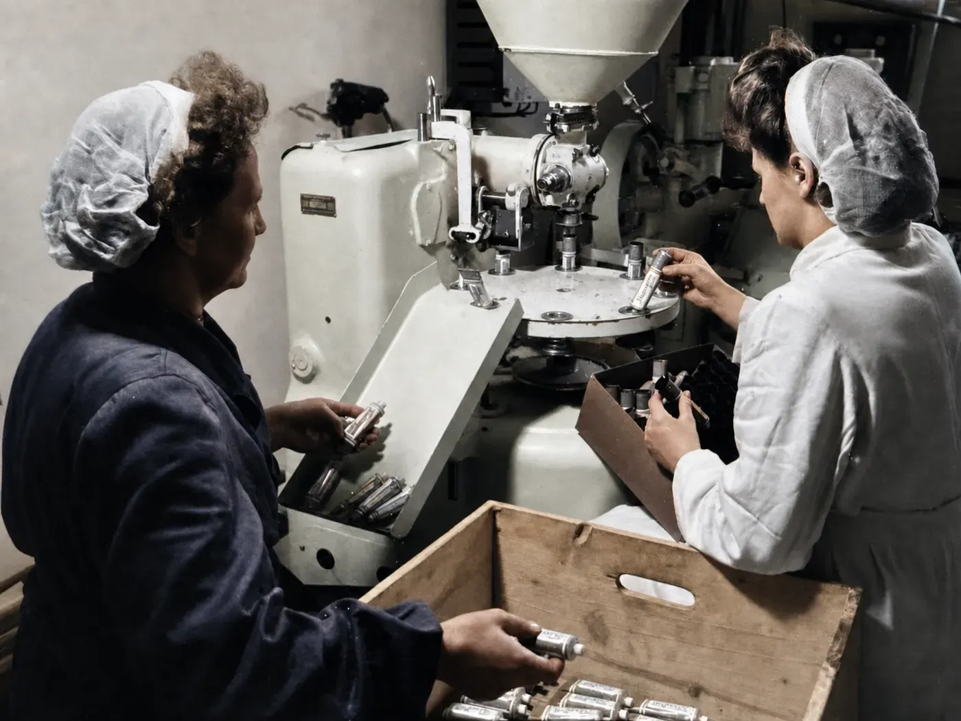 Abfüll- oder Verpackungsmaschine bei den Trineral-Werken, München, 10. März 1949