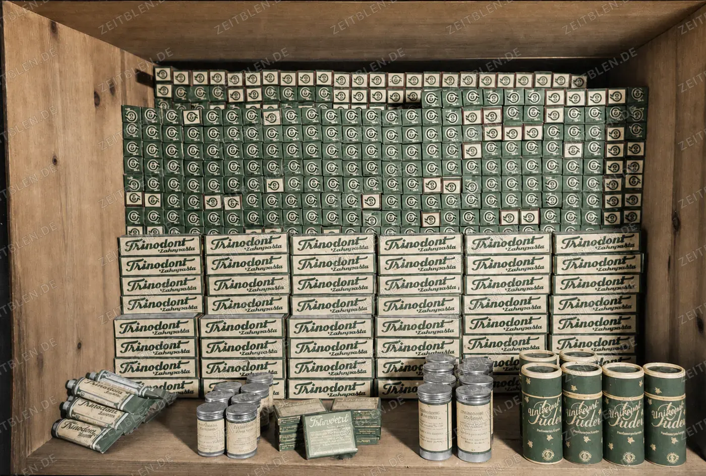 Produktdisplay mit Trinodont-Packungen der Trineral-Werke, München, 10. März 1949