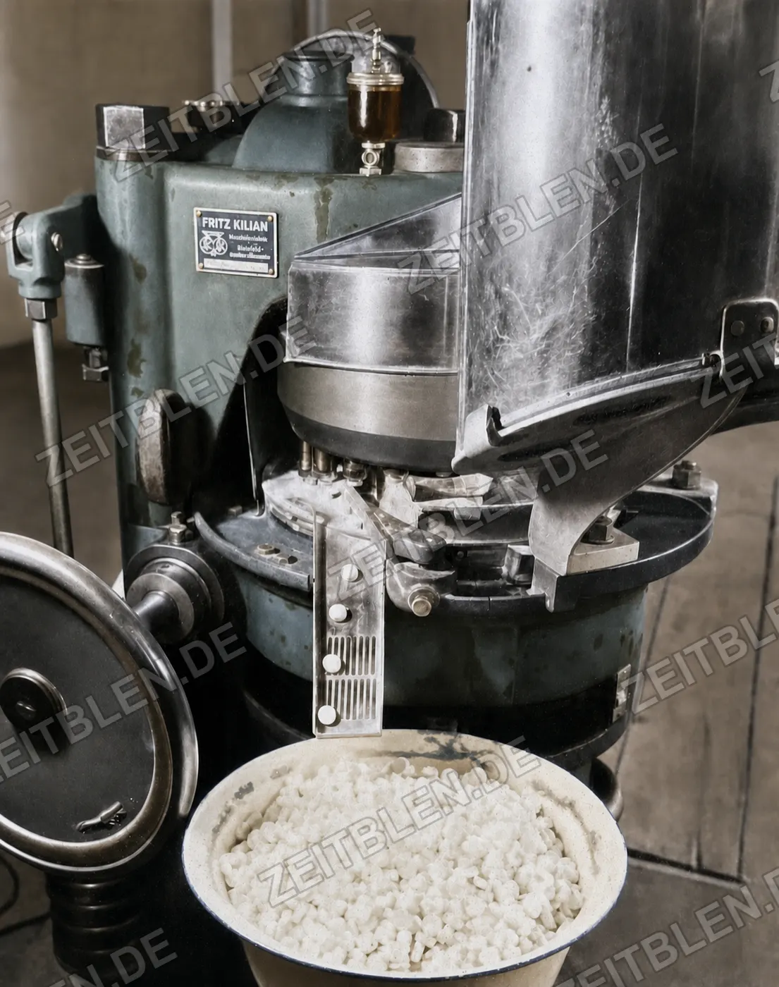 Kilian-Pressmaschine bei den Trineral-Werken, München, 10. März 1949