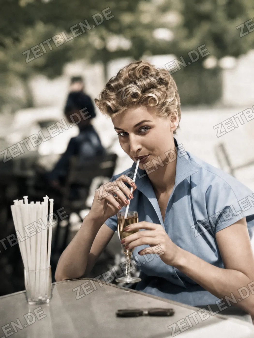 Dame mit Getränk, August 1952