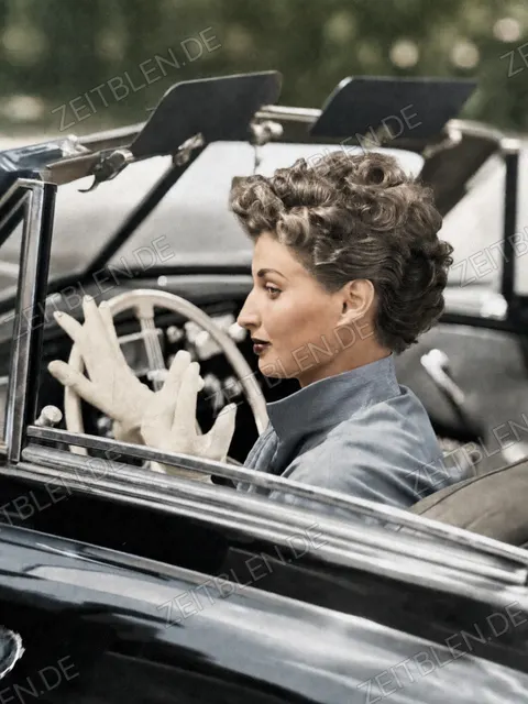 Dame im offenen Wagen, August 1952