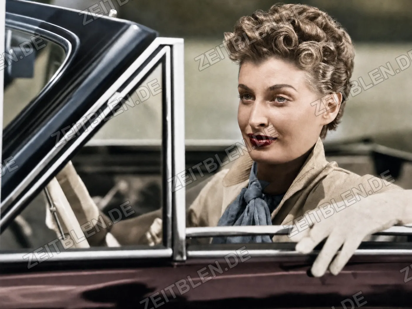 Dame im offenen Wagen mit Blick aus dem Fenster, August 1952