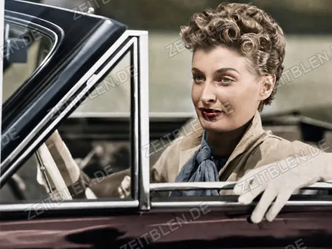 Dame im offenen Wagen mit Blick aus dem Fenster, August 1952