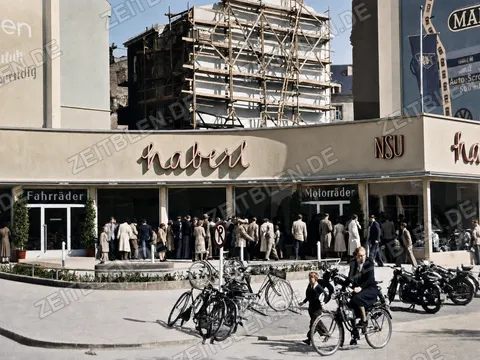 Haberl-Eröffnung mit Fahrrädern und Motorrädern am Isartorplatz, München, 21. September 1952