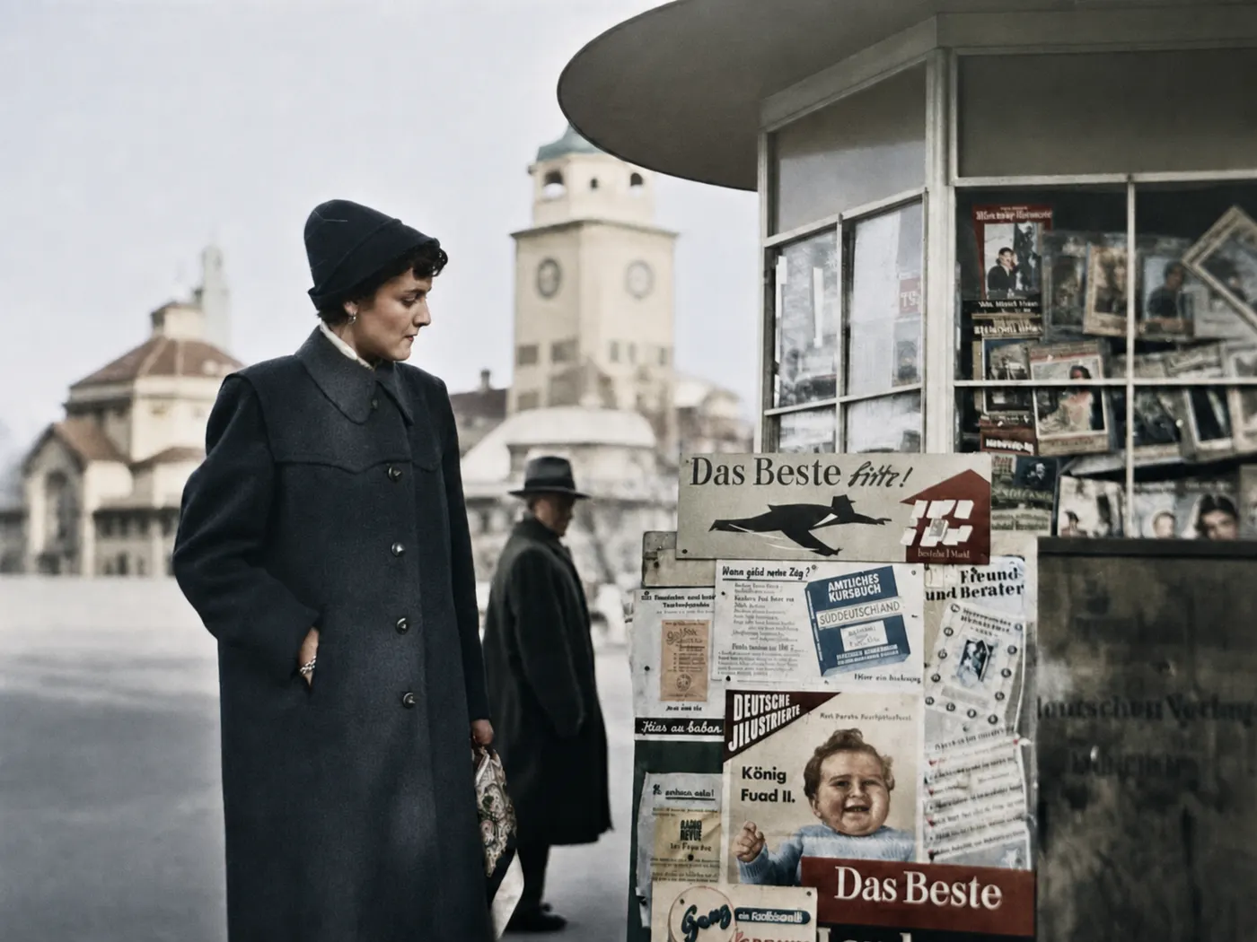 Frau vor einem Zeitungskiosk in München, September 1952