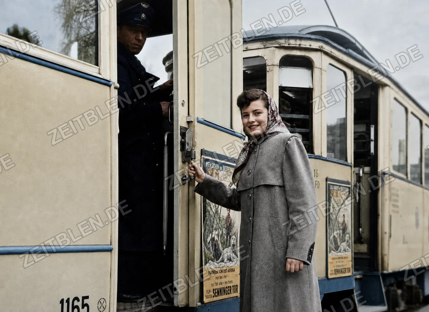Frau beim Einsteigen in eine Münchner Straßenbahn, September 1952