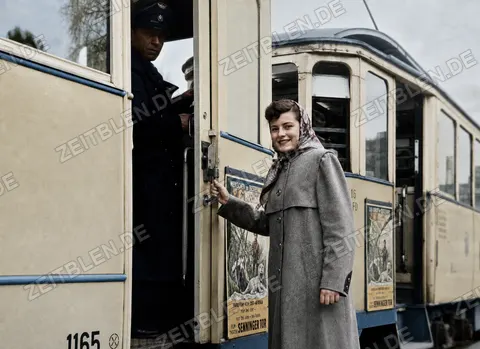 Frau beim Einsteigen in eine Münchner Straßenbahn, September 1952