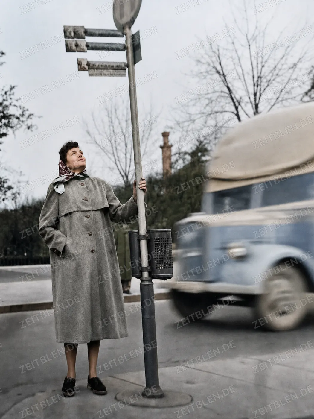 Frau wartet an einer Münchner Trambahnhaltestelle, September 1952