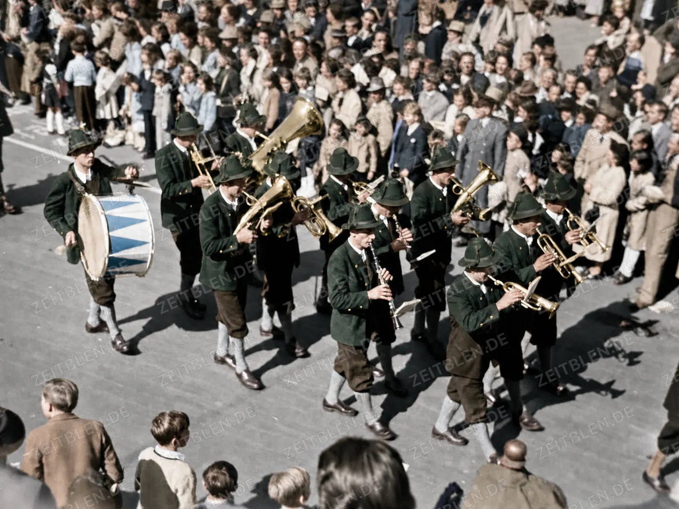 Trachtenkapelle mit Trommel beim Oktoberfestzug, München, 21. September 1952