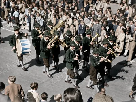 Trachtenkapelle mit Trommel beim Oktoberfestzug, München, 21. September 1952