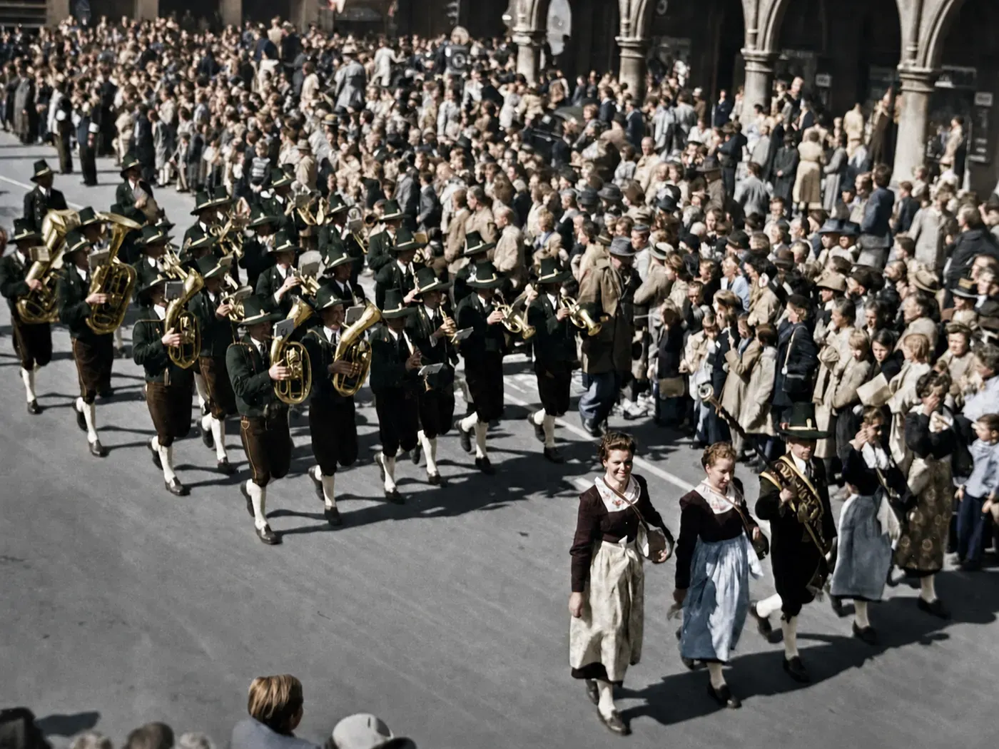 Trachtenkapelle mit Dirndl-Trägerinnen beim Oktoberfestzug, München, 21. September 1952