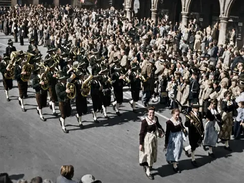 Trachtenkapelle mit Dirndl-Trägerinnen beim Oktoberfestzug, München, 21. September 1952