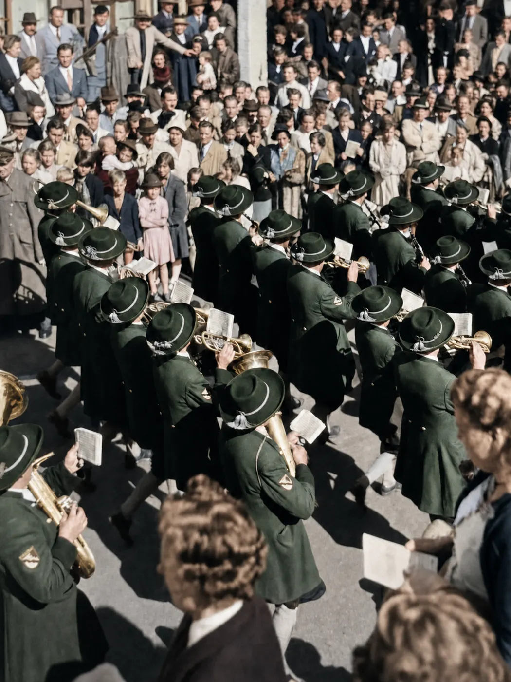 Trachtenkapelle mit Notenblättern beim Oktoberfestzug, München, 21. September 1952