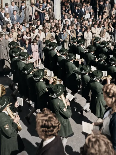 Trachtenkapelle mit Notenblättern beim Oktoberfestzug, München, 21. September 1952