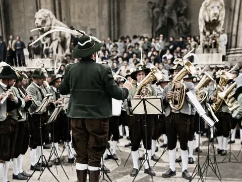 Trachtenkapelle vor Feldherrnhalle beim Oktoberfestzug, München, 21. September 1952