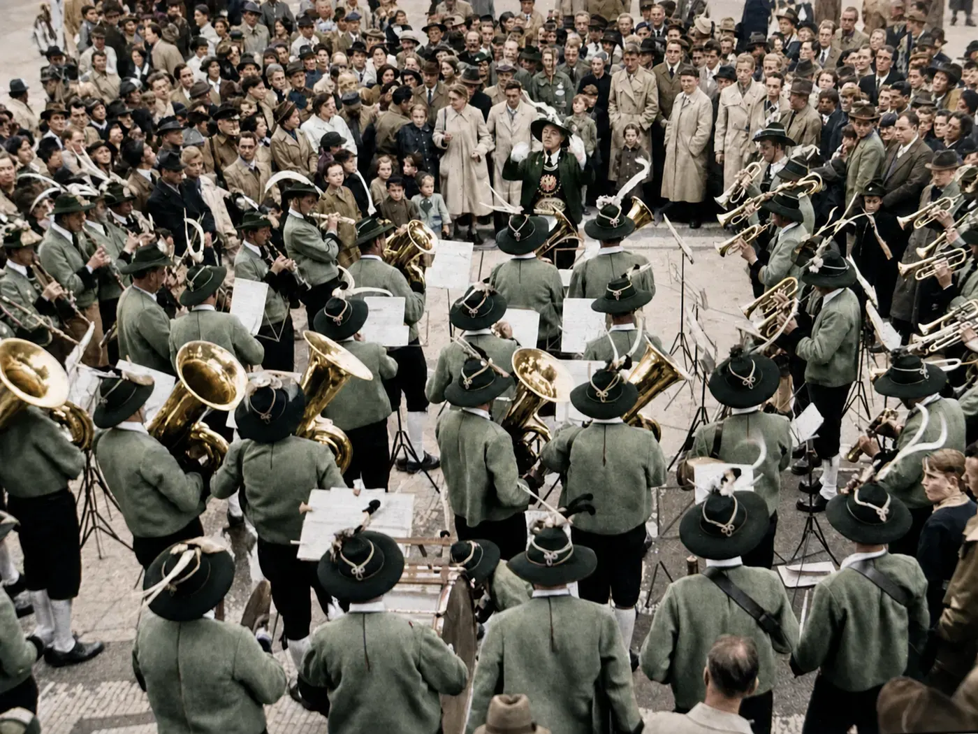 Trachtenkapelle im Halbkreis beim Oktoberfestzug, München, 21. September 1952