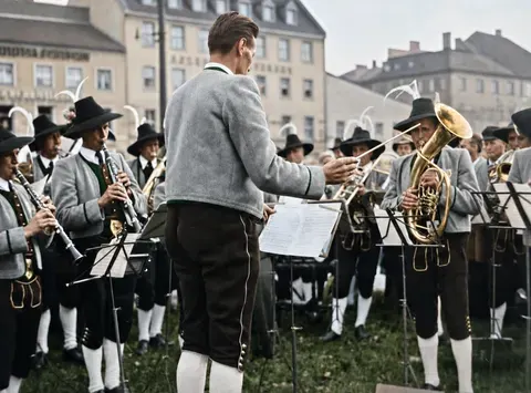 Dirigent mit Trachtenkapelle beim Oktoberfestzug, München, 21. September 1952