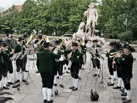 Trachtenkapelle vor Brunnenfigur beim Oktoberfestzug, München, 21. September 1952