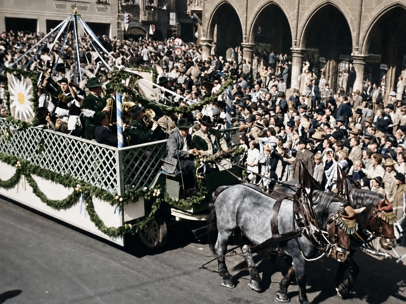 Geschmückter Musik-Festwagen beim Oktoberfestzug, München, 21. September 1952