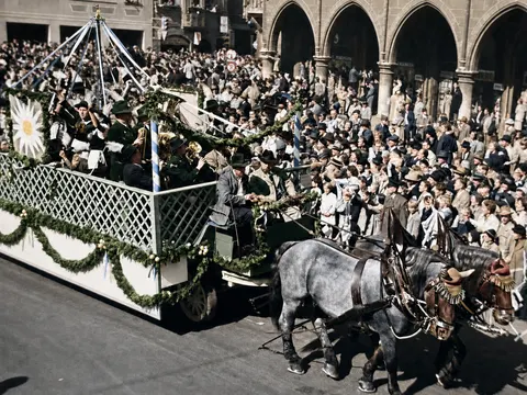 Geschmückter Musik-Festwagen beim Oktoberfestzug, München, 21. September 1952