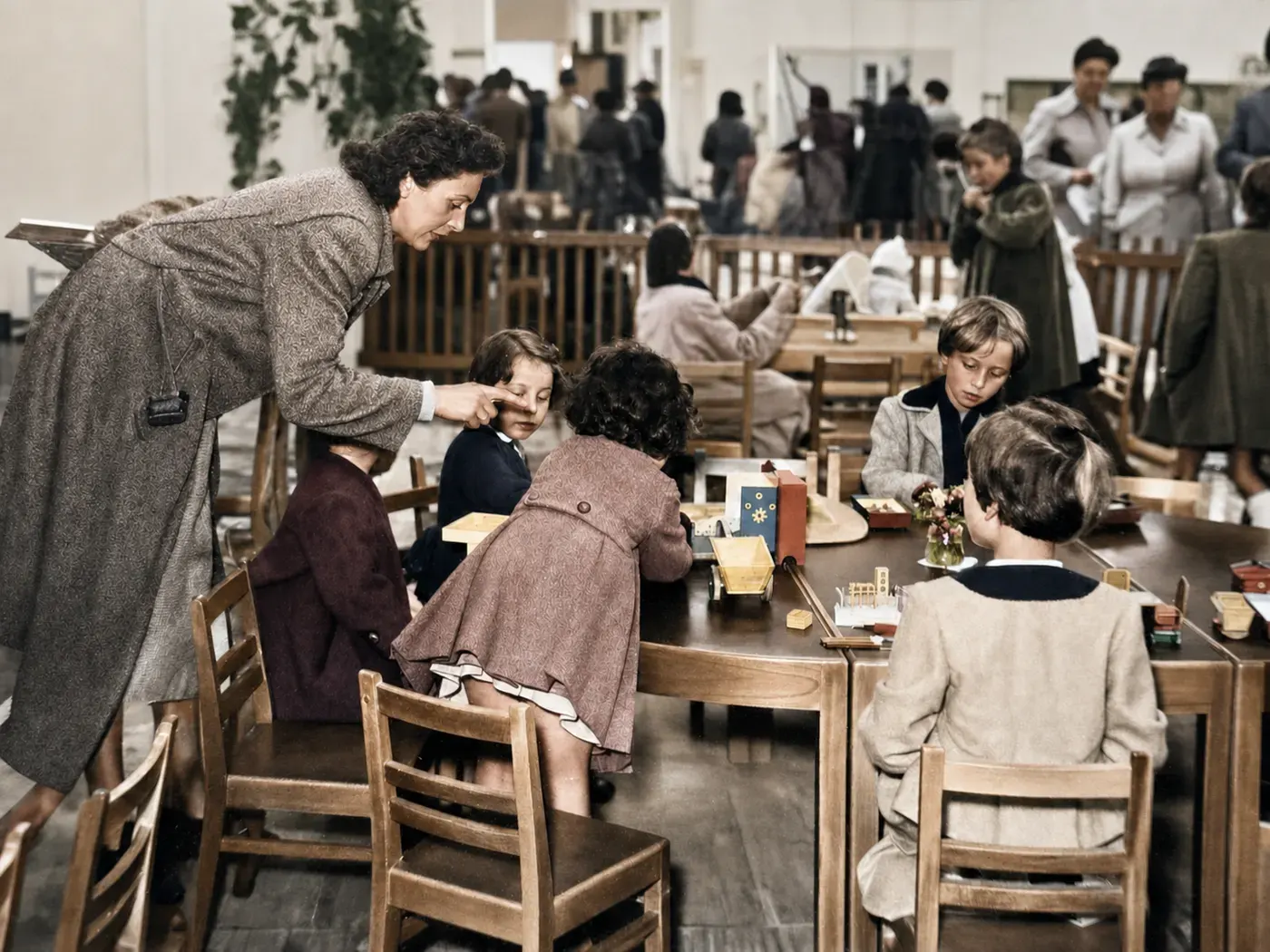 Kinderbetreuung mit Spieltisch, September 1952